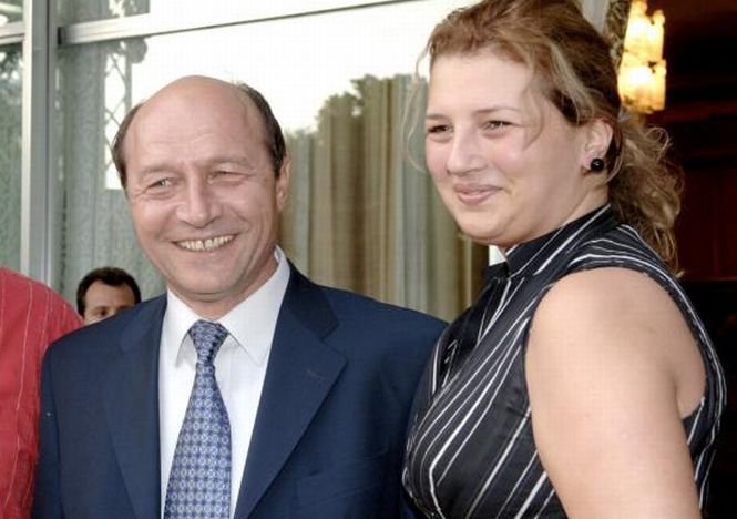 Ioana Basescu îşi ţine afacerile departe de dosarele soţului