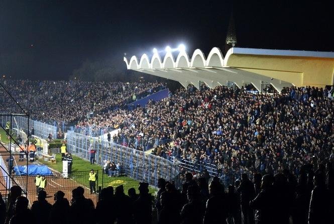 Momente incredibile la Baia Mare - Steaua! 14.000 de oameni pe un stadion de 7.200 de locuri. &quot;Puneţi furutunul cu apă pe ei!&quot;