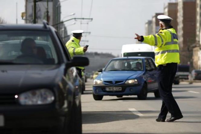 Un poliţist din Timiş a stârnit hohote de râs, dar şi valuri de revoltă! I-a lăsat pe şoferi să-şi caute permisul acasă - VIDEO