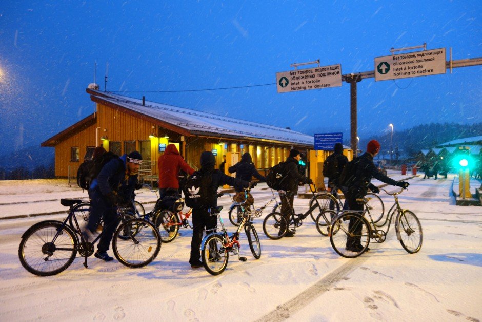 Refugiaţii au golit de biciclete un oraş întreg în încercarea de pedala până în Norvegia