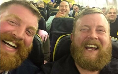 S-a aşezat lângă un străin în avion şi l-a buşit râsul. Asemănarea era şocantă! &quot;Să facă un test ADN&quot;