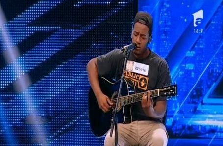 X Factor: Povestea lui Erik Tchatchoua este incredibilă: Locuieşte într-o biserică, iar talentul lui a ridicat sala în picioare
