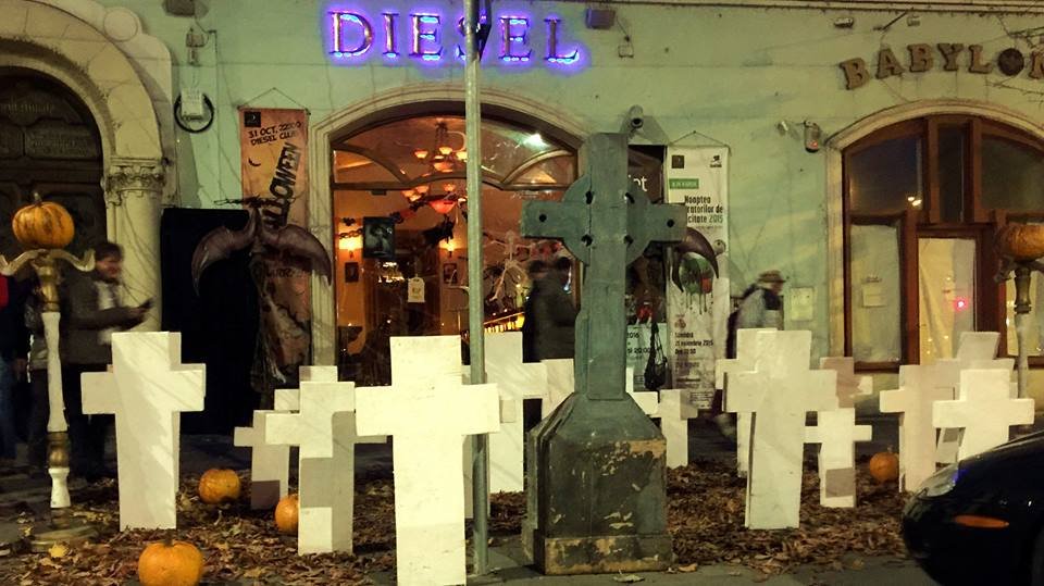 Decor macabru, în zi de doliu național: Cruci, în faţa unui club clujean, pentru petrecerea de Halloween