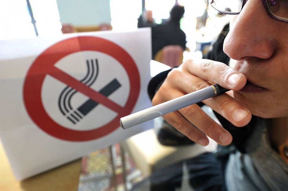 Petiția &quot;STOP fumatului în locuri publice închise!&quot;, semnată de 3.000 de persoane,după incendiul din club Colectiv 
