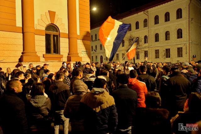 Brașov: Protest în faţa Prefecturii în legătură cu tragedia din Colectiv şi moartea agentului Gigină 