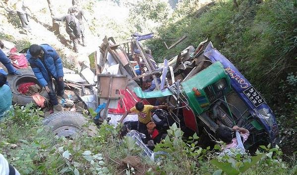 Cel puţin 30 de morţi după ce un autocar a căzut într-o prăpastie, în Nepal