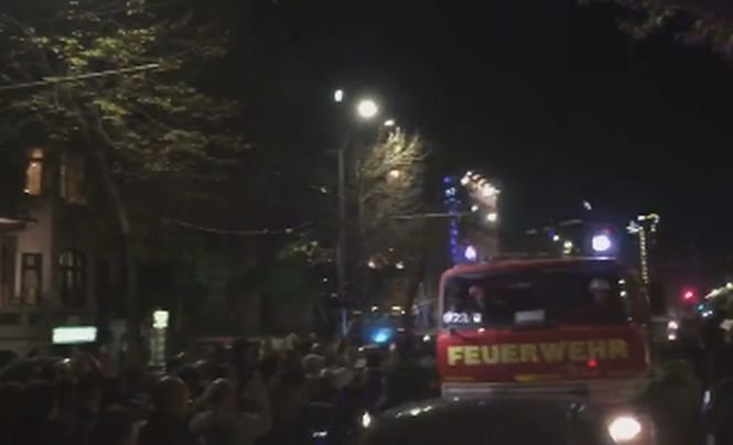 Centrul Bucureștiului, blocat de protestatari. Manifestanții aplaudă o mașină a pompierilor - VIDEO