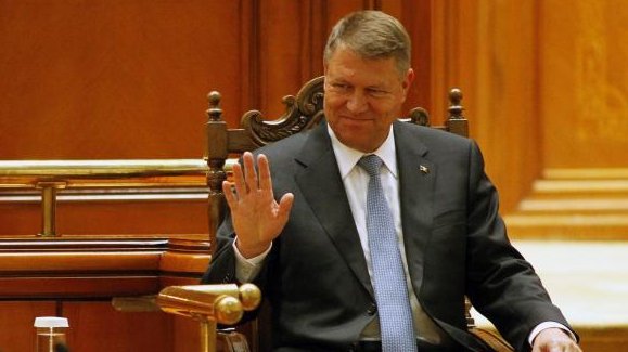Klaus Iohannis, asaltat pe Facebook: Ieşi şi susţine-i, nu sta în palat