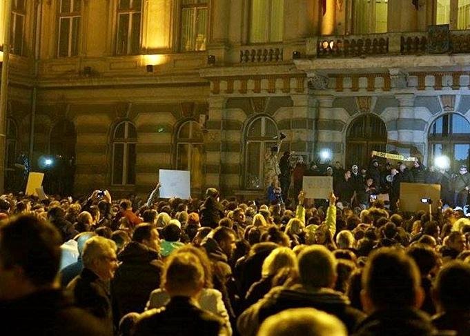 Bacău. Manifestaţie împotriva clasei politice în Piaţa Tricolorul - FOTO