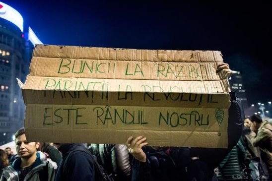 Ce se scandează la protestele din Bucureşti şi din ţară, după demisiile lui Ponta şi Piedone