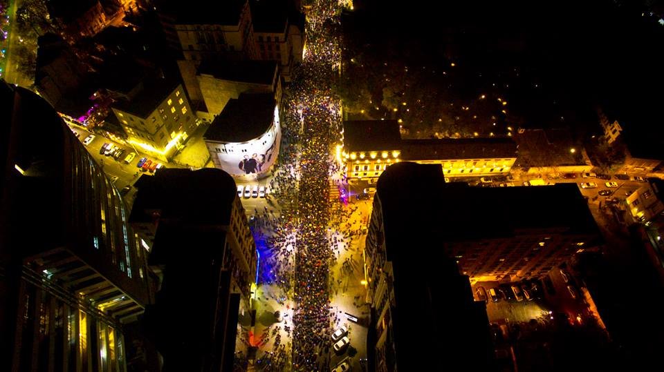 Cum se vede de la înălţime protestul de miercuri seară din centrul Capitalei. Imagini spectaculoase filmate cu drona!