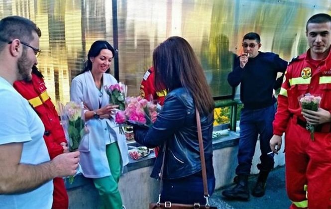 Flori pentru eroi. Gest frumos faţă de cadrele medicale care îngrijesc victimele tragediei din club Colectiv