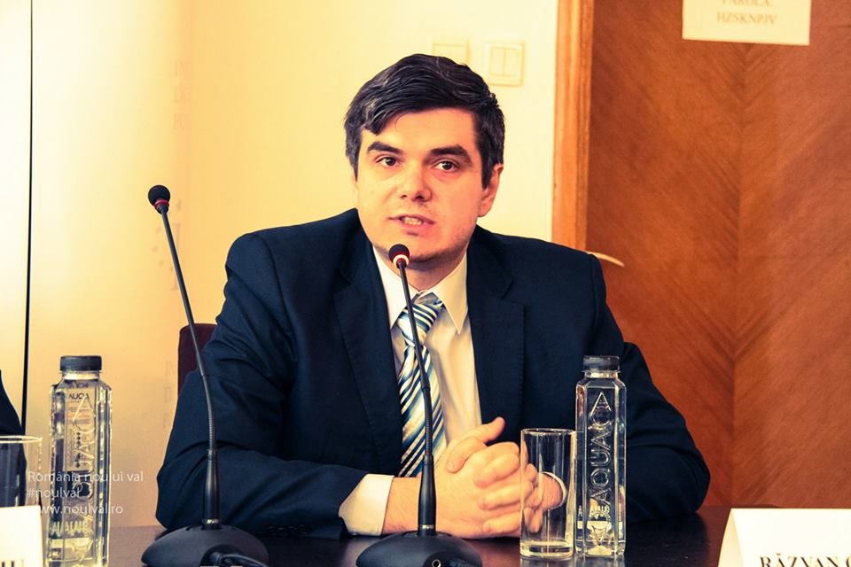 Răzvan Orăşanu: Avem un guvern măturat de o reacţie populară