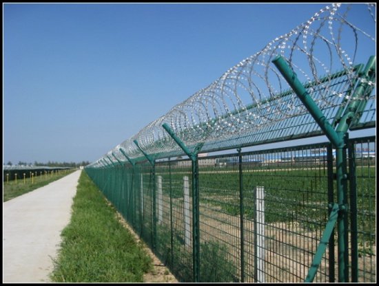 Criza imigranţilor. Ungaria ar putea extinde gardul de la frontiera cu România