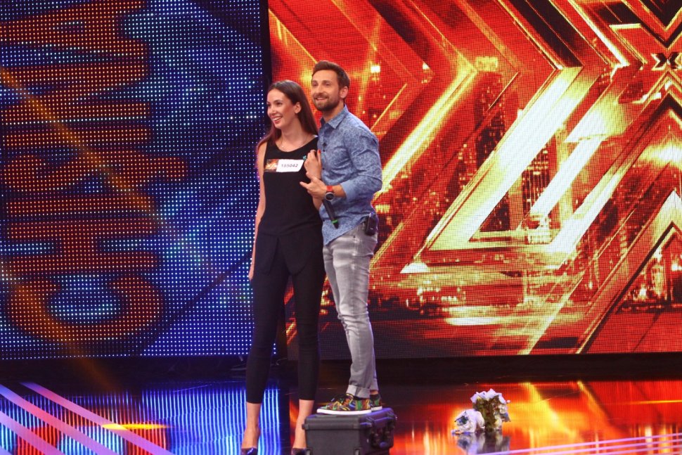 X Factor. Dani Oțil a sărutat o concurentă pe scenă. VIDEO