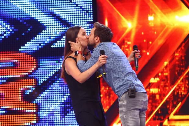 X Factor. Dani Oțil a sărutat o concurentă pe scenă. VIDEO 340857