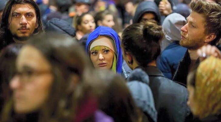   Cine a fost surprinsă aseară în mijlocul protestarilor. Era atât de camuflată că aproape nimeni nu a recunoscut-o 340963
