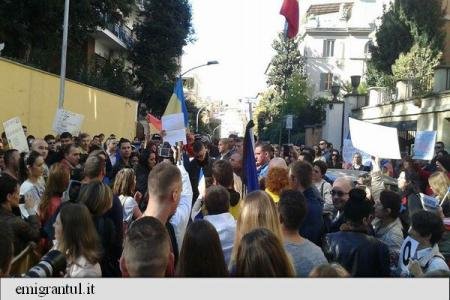 Români, moldoveni și italieni participă la Roma la o manifestație de solidaritate cu cei afectați de incendiul din clubul &quot;Colectiv&quot;