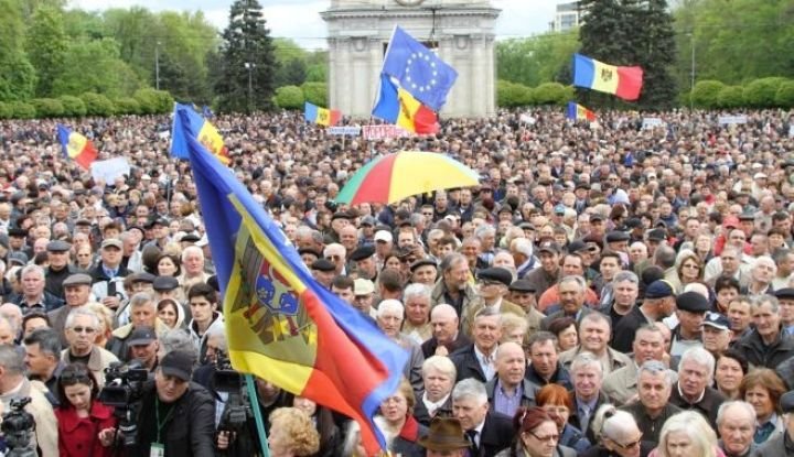 Marş la Chişinău. Se cere guvern comun al României şi Republicii Moldova