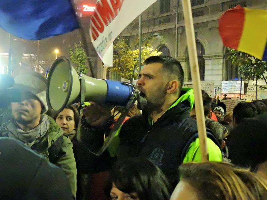 Apariție șocantă în Piața Universității. Oamenilor nu le-a venit să creadă când a luat megafonul și a început să strige 341229