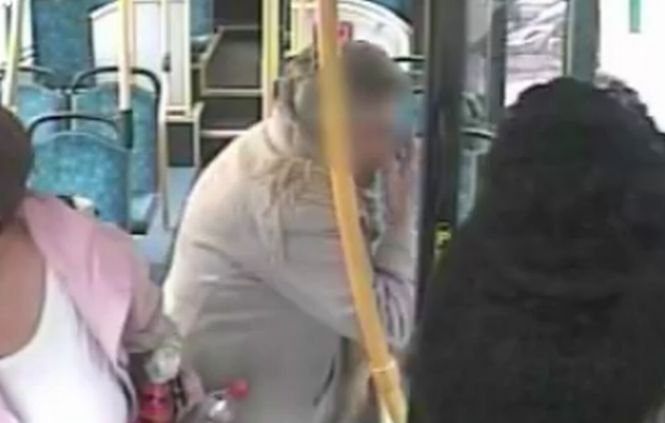 Momentul şocant în care o bătrână de 87 de ani este lovită cu pumnul în faţă, în autobuz