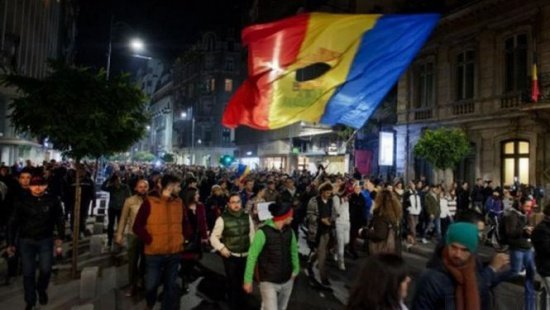 Românii nu renunţă la proteste. 200 de persoane s-au adunat luni în Piaţa Universităţii