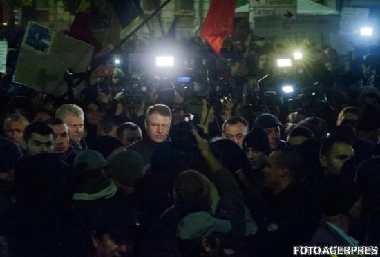 Klaus Iohannis, talking to the people demonstrating in the University Square: Early elections do not solve the problem