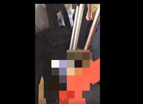 Oamenii s-au panicat când au văzut ce face acest tânăr în metrou
