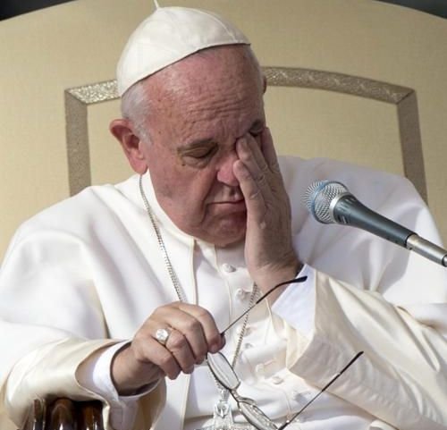 Probleme de sănătate pentru Papa Francisc, după ce a căzut pe scări în timpul unei slujbe