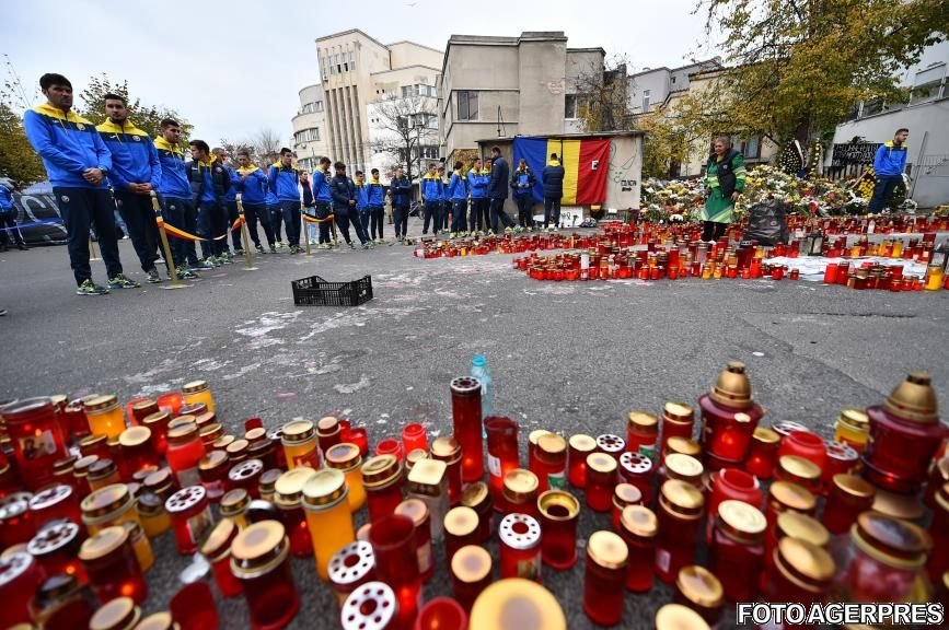 Echipa naţională de fotbal a României Under-21 a aprins lumânări la altarul de la Colectiv 