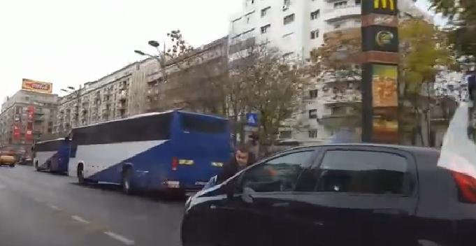 Incident şocant în centrul Capitalei. Un tânăr a fost purtat pe capotă zeci de metri, după o altercaţie în trafic - VIDEO