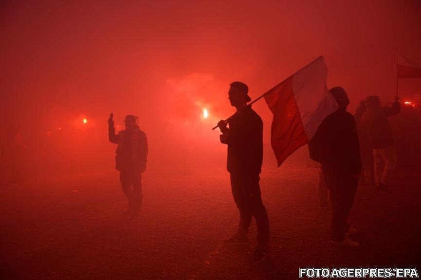 Scene incredibile la Varşovia! Oamenii au incendiat steagul UE şi au strigat &quot;Polonia pentru polonezi&quot;