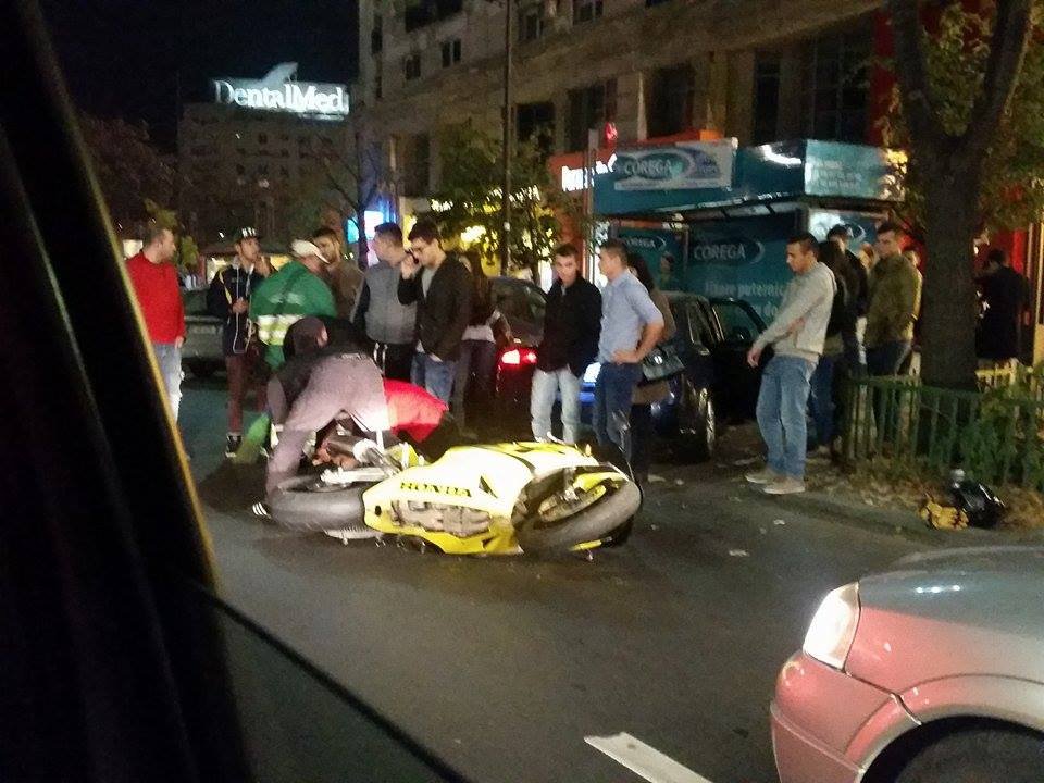 Accident cumplit în centrul Bucureștiului. O motociclistă, lovită în plin de o mașină