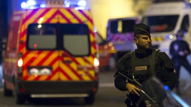 Atacuri armate, explozii şi luări de ostatici în Paris: Primăria le cere cetăţenilor să nu iasă din case