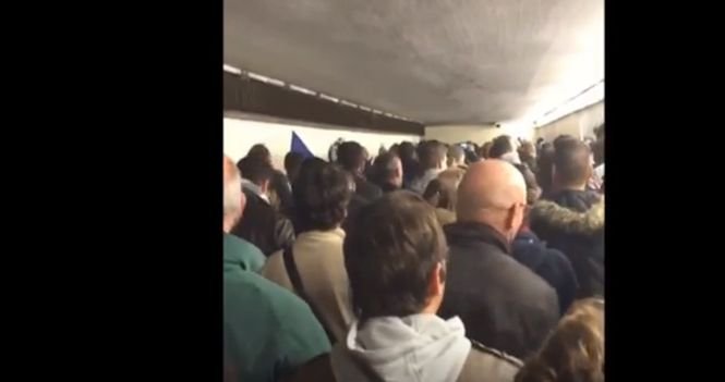 VIDEO Momente emoţionante după atentatele teroriste din Paris. Ce au făcut suporterii Franţei
