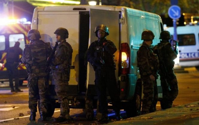 Cel puţin şapte islamişti sinucigaşi, implicaţi în atentatele din Paris