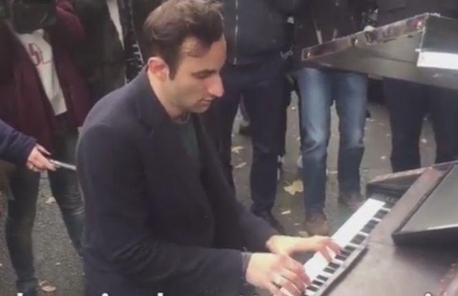 Scenă impresionantă la Paris, în fața sălii Bataclan. A venit cu un pian, a cântat &quot;Imagine&quot; și a plecat 