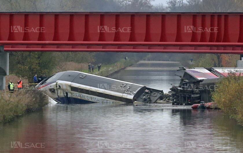 Accident feroviar în Franţa. Un tren de pasageri a deraiat şi a plonjat într-un râu, cinci persoane au murit