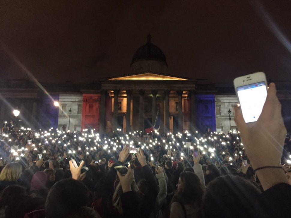 Sute de oameni s-au adunat în Trafalgar Sqaure, în semn de solidaritate cu Franţa