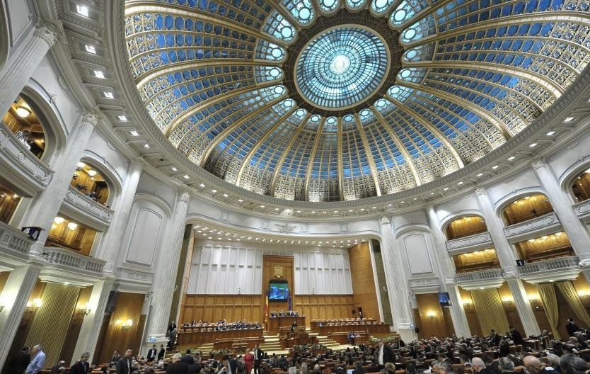 Lista cu miniştrii cabinetului Cioloş, pe masa birourilor permanete ale Parlamentului