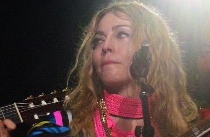 Madonna a plâns în timpul unui concert pentru victimele din Paris!