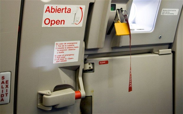 Clipe de groază la bordul unui avion de pasageri. O femeie a încercat să deschidă o uşă în timpul zborului