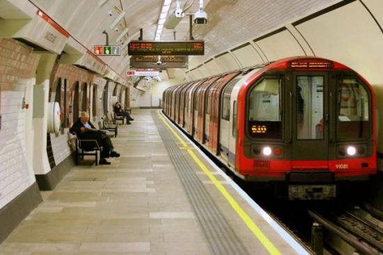 Alertă la Londra! O staţie de metrou a fost evacuată