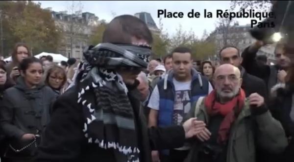 Un musulman şi-a deschis braţele într-un loc celebru din Paris. Oamenii au sărit pe el! Reacţie uluitoare - VIDEO