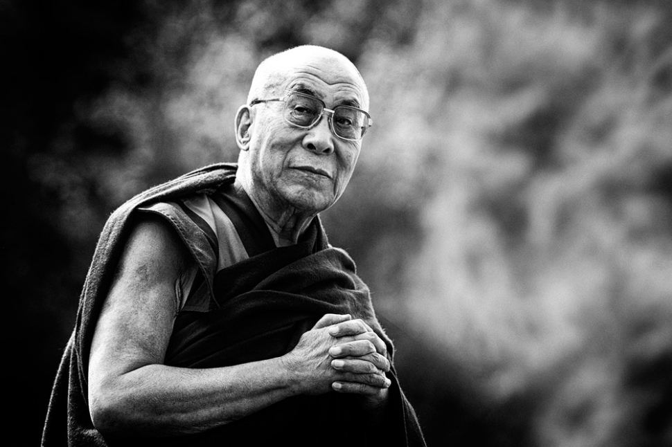 Mesajul lui Dalai Lama, după atentatele teroriste de la Paris: Rugăciunile nu sunt suficiente!