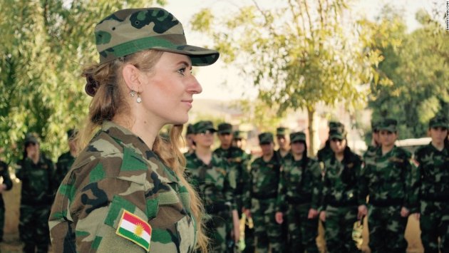 &quot;Ei ne violează, noi îi ucidem&quot;. Povestea femeii care a renunţat la tot şi a devenit comandant de luptă împotriva ISIS