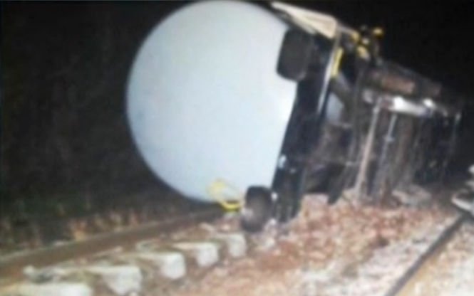 Accident feroviar în Braşov: Un tren de marfă încărcat cu motorină a deraiat