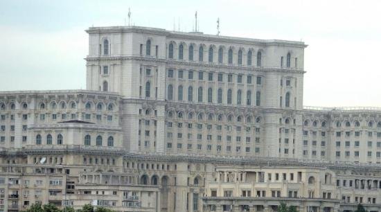 Casa Poporului, cea mai cunoscută clădire din România, nu are autorizaţie ISU