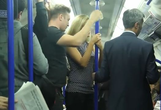 A profitat de aglomeraţia de la metrou şi a început să o pipăie pe tânăra de lângă el. Cum reacţionează ceilalţi călători!
