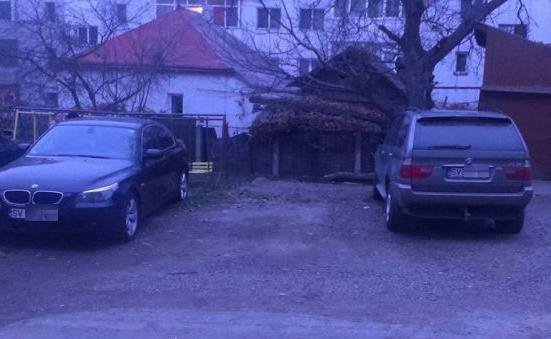 Tupeul unui şofer din Suceava. Are două BMW-uri, cu acelaşi număr de înmatriculare